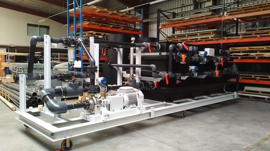 Skid industriel avec pompes et réseau de tuyauterie plastique